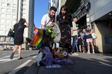 Varias personas depositan flores durante un minuto de silencio por el asesinato de Samuel Luiz, en la Avenida de Buenos Aires, a 3 de julio de 2023, en A Coruña, Galicia (España). Hoy se cumplen dos