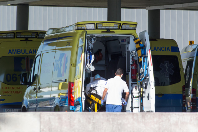 Archivo - Un profesional sanitario baja de una ambulancia en camilla a un paciente con Covid-19 que ha sido trasladado desde el Hospital de O Incio al Hospital de Lugo, Galicia (España), a 3 de septiembre de 2020. El centro de O Incio ha registrado ya nue