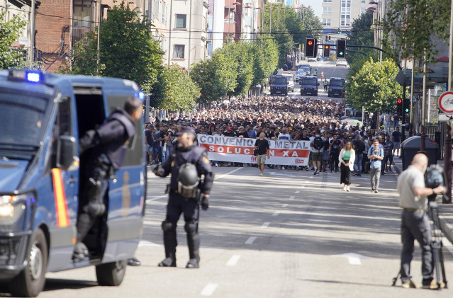 Centenares de personas con pancartas durante una manifestación en dirección a Stellantis, en la quinta jornada de la huelga del metal, a 6 de julio de 2023, en Vigo, Pontevedra, Galicia (España). Hoy se celebra una nueva jornada de huelga tras no haber ni