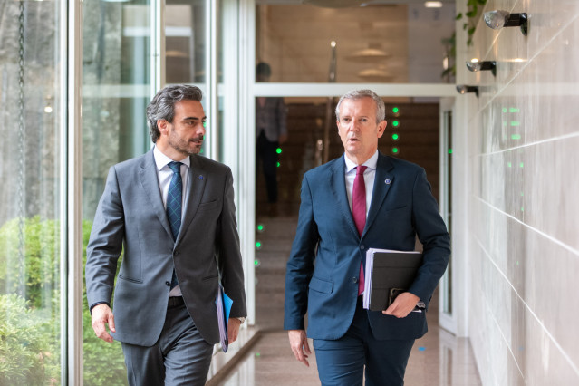 El vicepresidente primero de la Xunta, Diego Calvo, y el presidente de la Xunta, Alfonso Rueda, en los pasillos de San Caetano