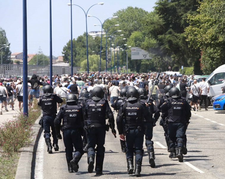 (VÍDEOS) Cargas policiales, disparos y contenedores quemados junto a Stellantis en la huelga del metal de Pontevedra