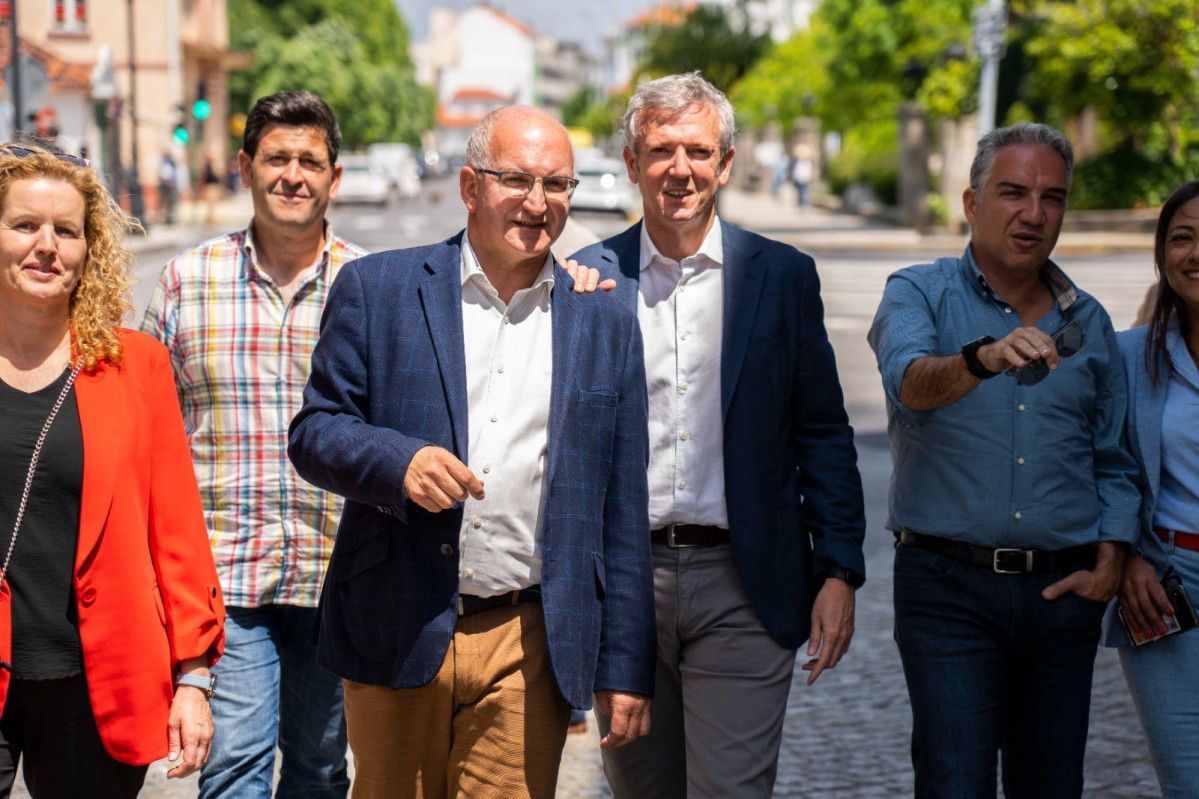 El alcalde de Noia, Santiago Freire, junto al presidente de la Xunta y líder del PP gallego, Alfonso Rueda, durante un acto de campaña