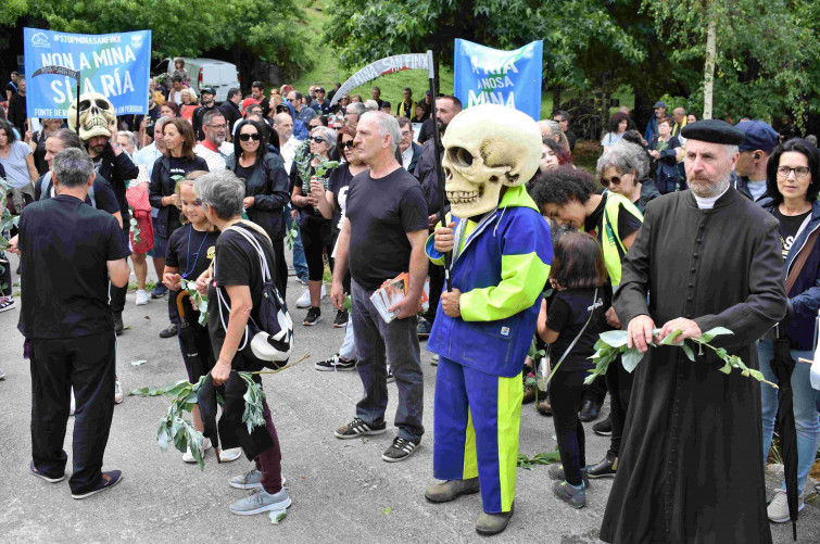 Cientos de personas se movilizan contra la mina de San Finx en Lousame