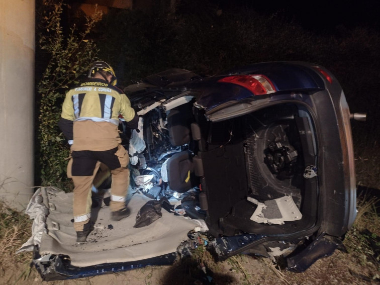 Tres jóvenes resultan heridos de gravedad tras caer su turismo por una ladera y chocar contra un puente en la AG-11