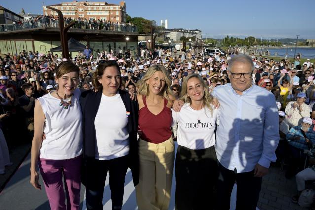 (I-D) La candidata de Sumar al Congreso, Marta Lois, la exalcaldesa y líder de BComú en el Ayuntamiento de Barcelona, Ada Colau, la vicepresidenta segunda, ministra de Trabajo y Economía Social y líder de Sumar, Yolanda Díaz, y los candidatos de Sumar al