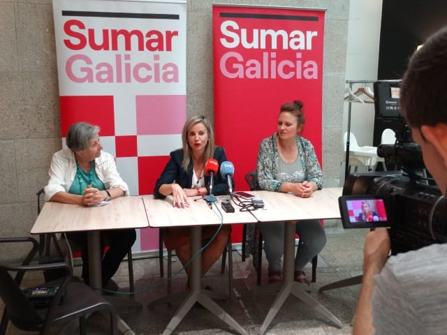 La cabeza de lista de Sumar Galicia por la provincia de Pontevedra, Verónica M. Barbero, junto a la número dos, Verónica Hermida, y la abogada laboralista Elvira Landín, que cierra la candidatura.