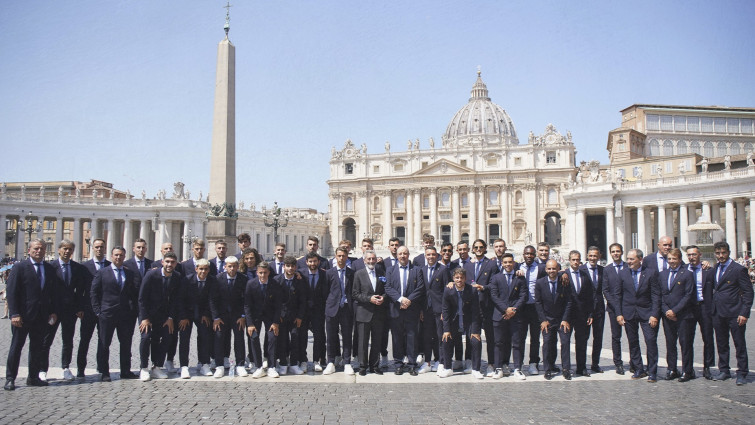 La plantilla del Celta recibe la bendición del Papa Francisco en el centenario del club