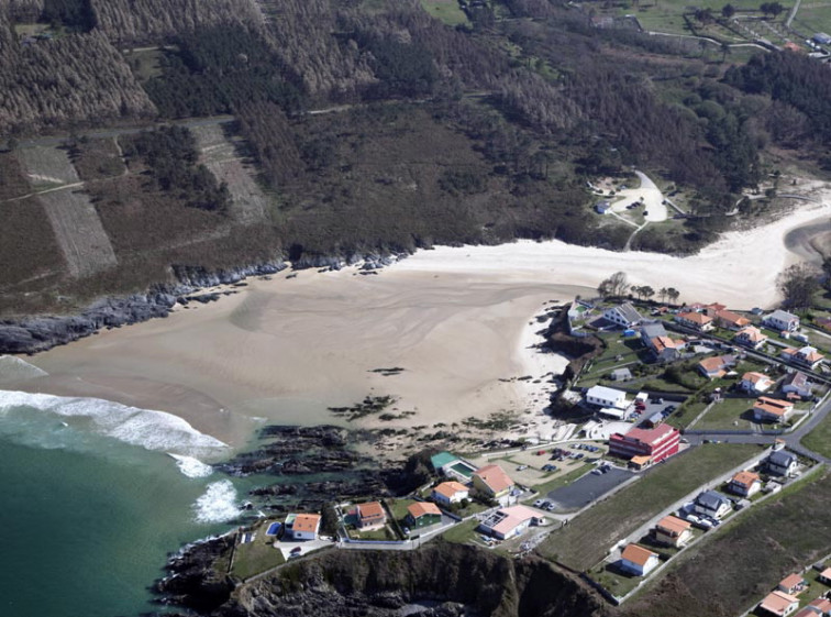 Sigue hospitalizado el guardia civil que salvó a una bañista en la playa del río de Meirás, en Valdoviño