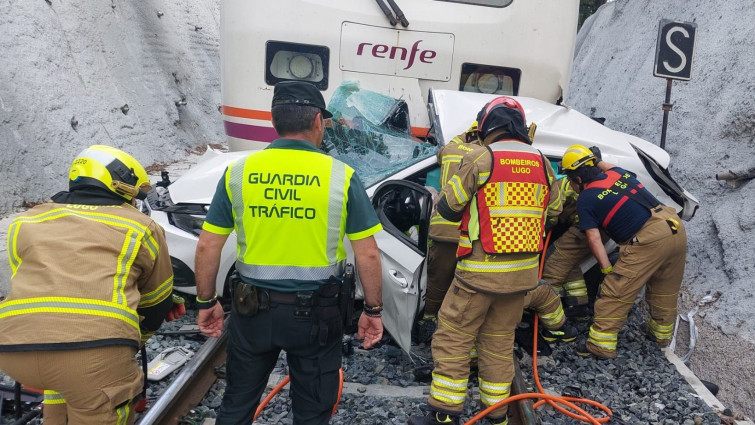 Un tren arrolla un coche en Lugo y deja un muerto de 21 años, vecino de León, y dos heridos graves