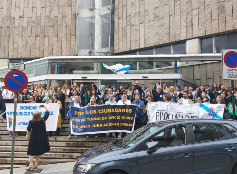 La primera huelga de los abogados del turno de oficio lleva al Parlamento Gallego a exigir mejoras en el sector