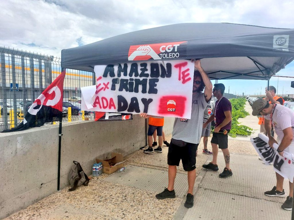 Protesta de trabajadores de Amazon frente a un centro de distribuciu00f3n de Madrid en una imagen de CGT