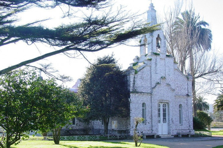 Turistas deterioran la ermita da Toxa al grabar sus nombres en las conchas en el enésimo atentado al patrimonio