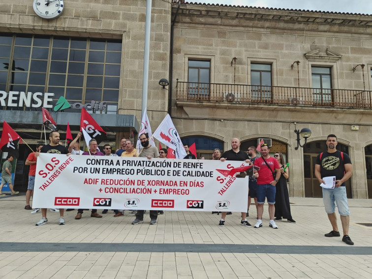 Medio centenar de trabajadores se concentran en la estación de tren de Ourense contra 