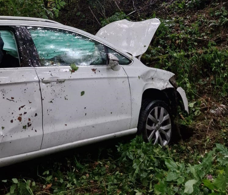 Heridas tres personas al caer por un desnivel el coche en el que viajaban en Cerdedo-Cotobade (Pontevedra)