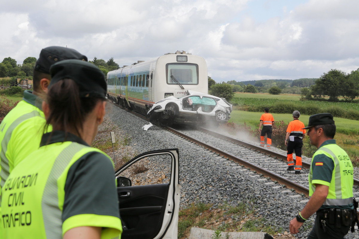 Guardias civiles de tráfico frente al choque del tren a un coche en un paso a nivel, a 12 de julio de 2023, en Lugo, Galicia.