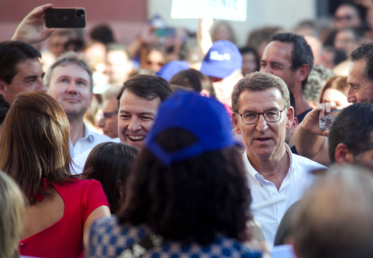 El presidente del PP, Alberto Núñez Feijóo (d), y el presidente del PP de Castilla y León, Alfonso Fernández Mañueco (i), durante un acto de campaña del PP, en la plaza de Santa María, a 13 de