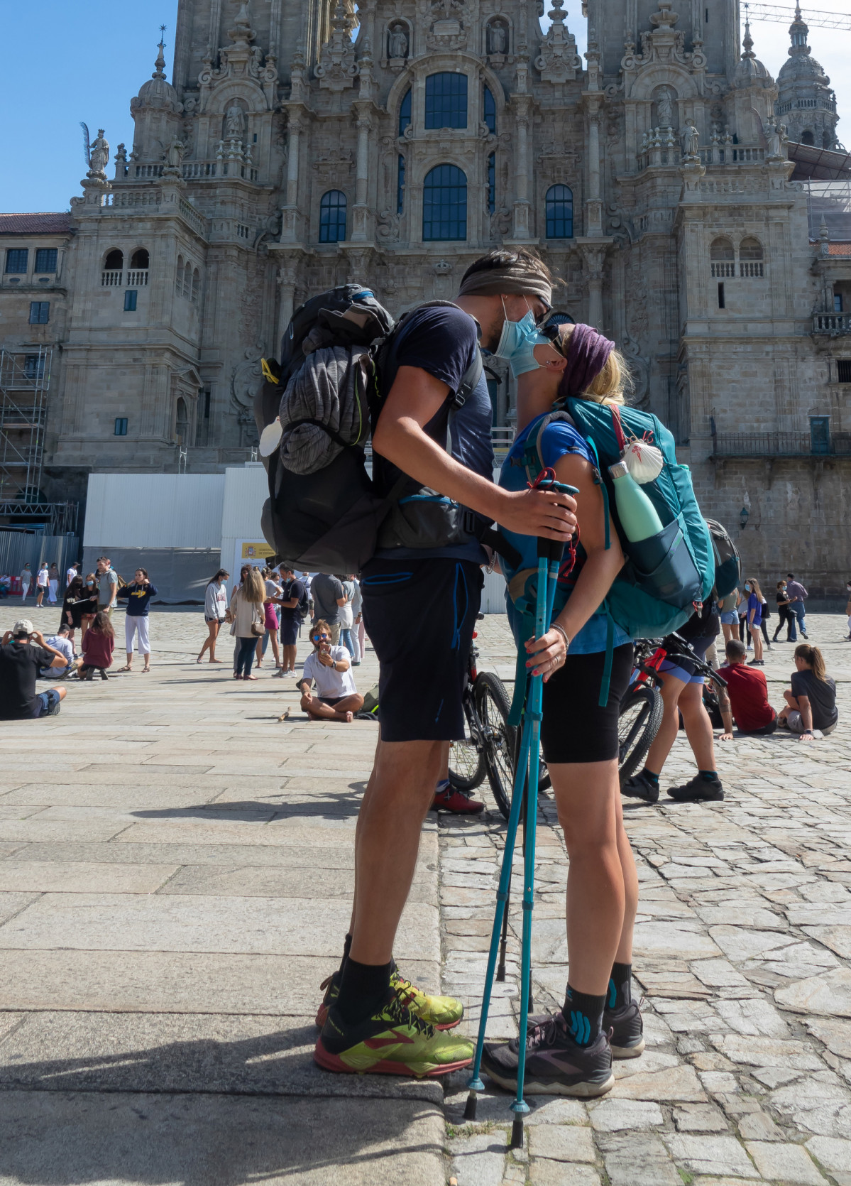 Archivo - Una pareja de peregrinos italianos se besan al llegar a la Plaza del Obradoiro, después de haber completado todos el recorrido del "camino francés", en el primer verano de la pandamia Covi