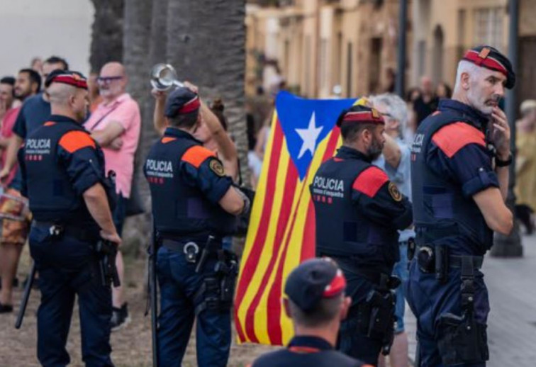 Garriga, número 2 de Vox, se baja del atril para encararse con manifestantes en Badalona (vídeos)