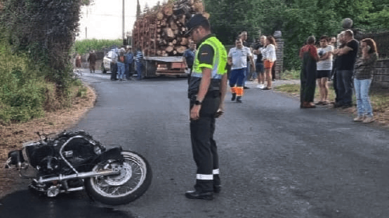 Accidente entre moto y camión en O Mato (Sarria) provoca un fallecido