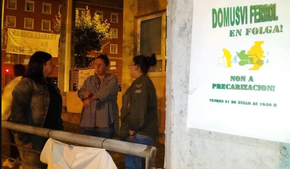 Trababajadoras en la entrada de DomusVi Ferrol