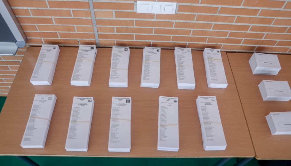 Papeletas electorales de distintos partidos en el CEIP Emperador Carlos V de Getafe que este año actúa como colegio electoral para las elecciones generales 23J, a 22 de julio de 2023, en Getafe, Mad