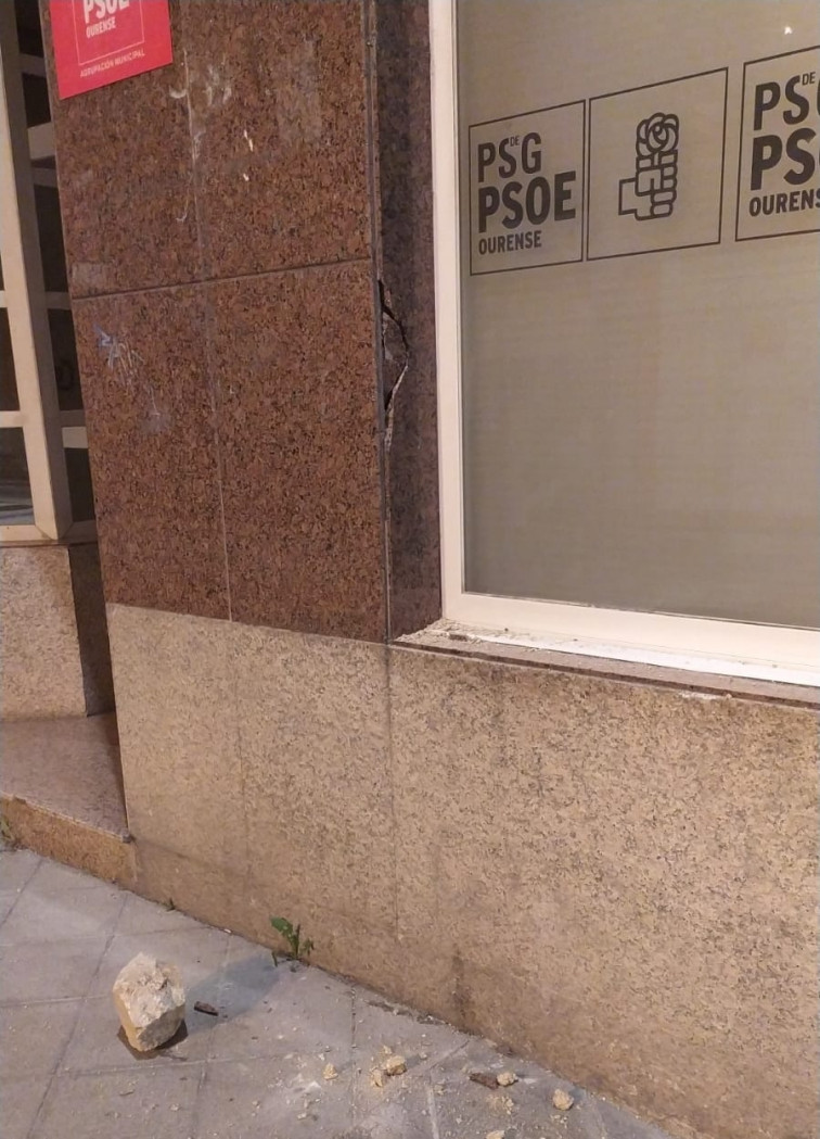 Lanzan una piedra a la fachada de la sede del PSOE en Ourense