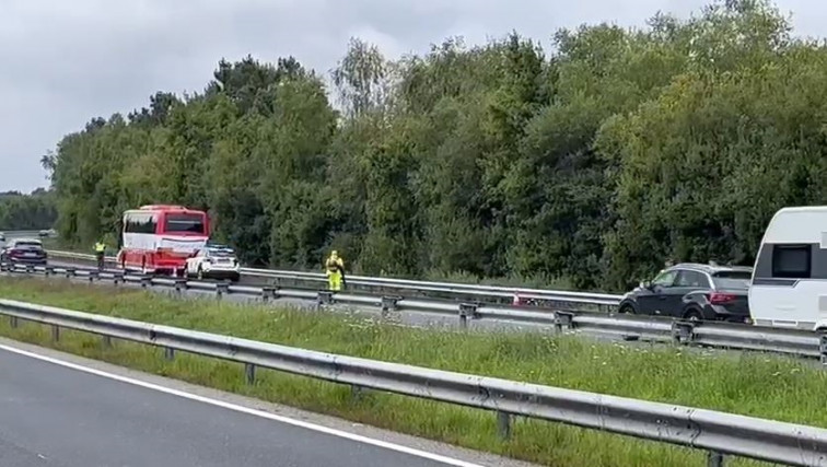 El reventón de una rueda de un autobús con 53 viajeros obliga a cortar un carril de la AP-9 en Bergondo