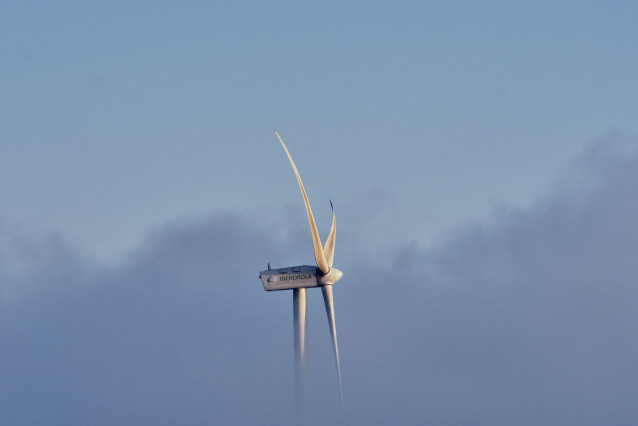 Archivo - Un aerogenerador en el parque eólico de Sil y Meda, a 31 de mayo de 2023, en Esgos, Ourense, Galicia (España). El mercado transaccional en el sector de las energías renovables en España ha registrado en los cuatro primeros meses del año un total