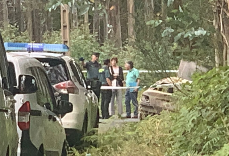 Guardia Civil esta tarde al lado del coche quemado con un cuerpo dentro en la Capila de San Pedro