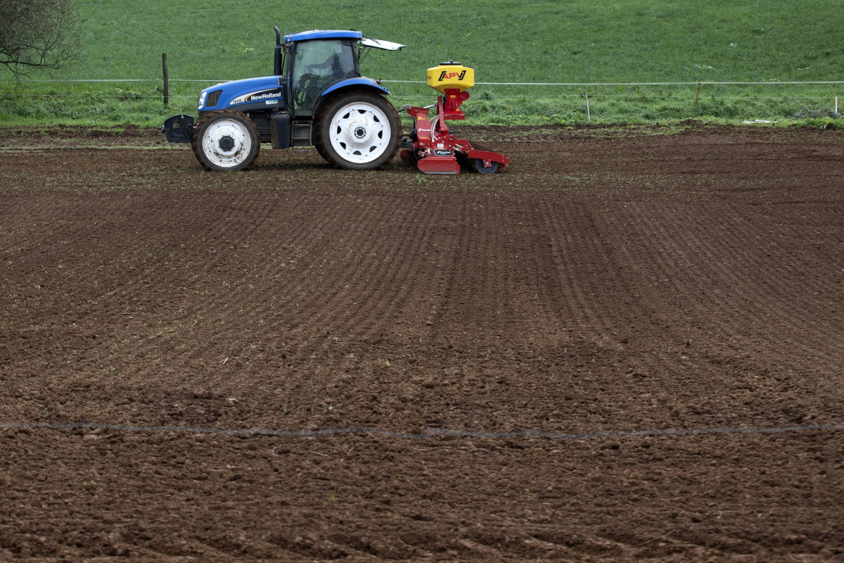 Archivo - Tractor en el Centro de capacitacion agraria de Sergude