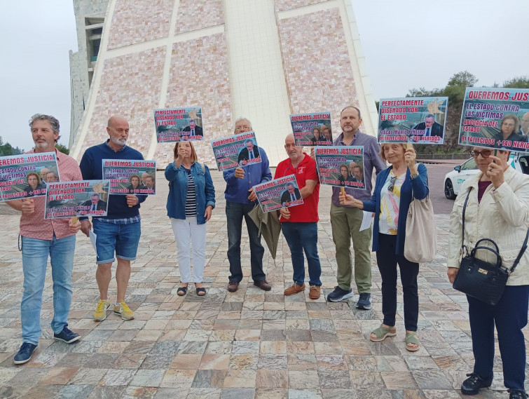 Las víctimas del Alvia protestan antes de la última jornada del macrojuicio