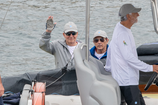 El Rey Juan Carlos y Pedro Campos en El Bribón, a 27 de julio de 2023, en Sanxenxo, Pontevedra, Galicia (España).