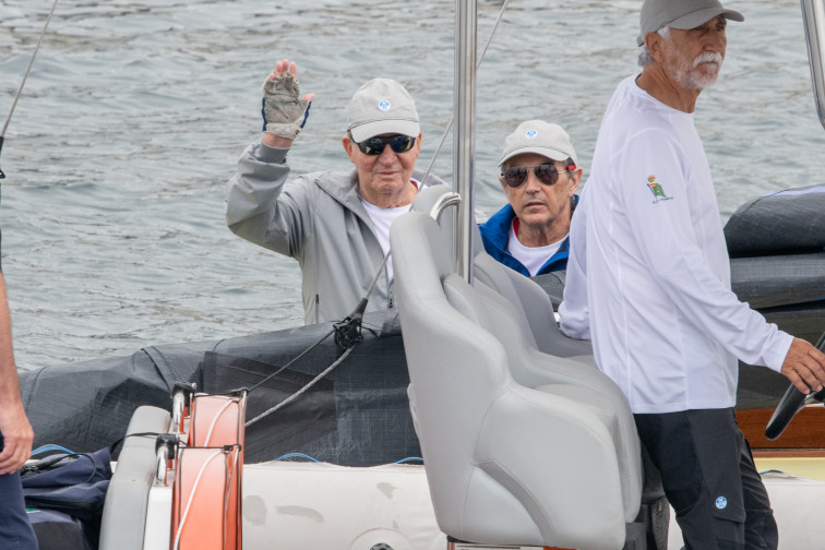 Juan Carlos I llega al náutico de Sanxenxo junto a la infanta Elena