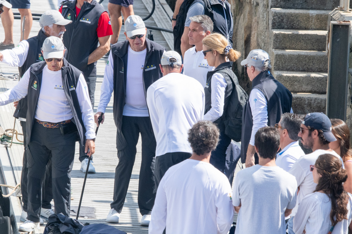 El Rey Don Juan Carlos I y la Infanta Elena en el puerto de Sanxenxo antes de embarcar "El Bribón" a 29 de julio de 2023, en Sanxenxo, Pontevedra, Galicia (España).