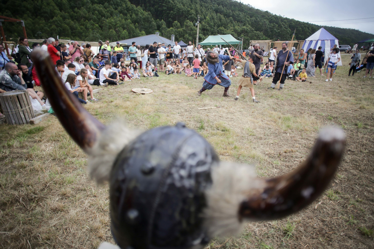 Varias personas celebran la Romería Vikinga, en la playa de San Román, a 29 de julio de 2023, en O Vicedo, Lugo, Galicia (España). Ayer, 28 de julio, comenzó en O Vicedo la VI Romaxe Viquinga, que