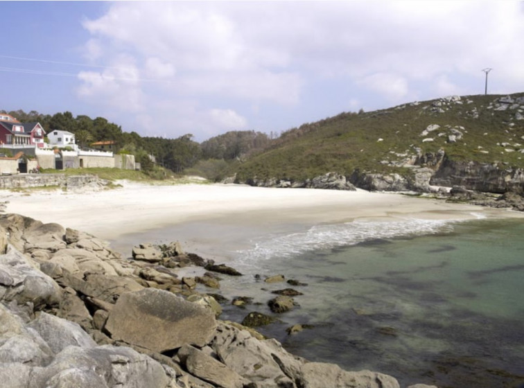 Fallece una mujer en una playa de Ponteceso