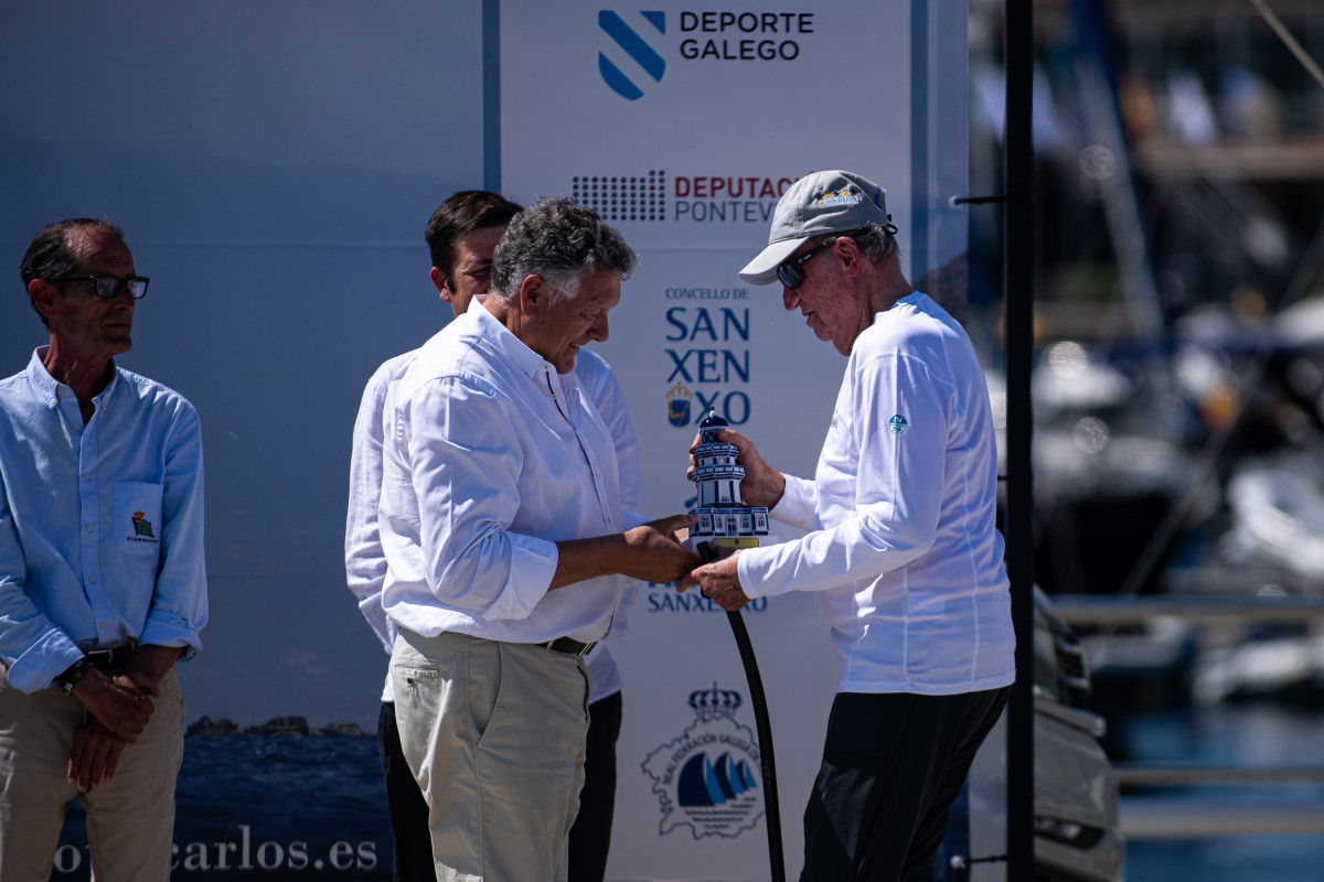 El Rey emérito, Juan Carlos I, recoge el primer premio de las regatas de Sanxenxo por lograr la primera posición con el 'Bribón', a 30 de julio de 2023, en Sanxenxo, Pontevedra, Galicia (España).