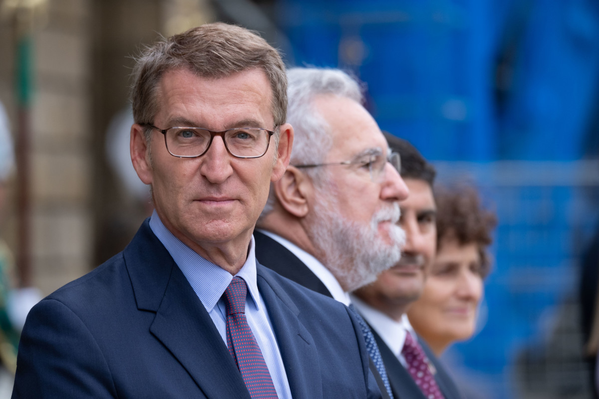 El presidente del Partido Popular y candidato a la presidencia del Gobierno de España, Alberto Núñez Feijóo (1i), asiste a la tradicional ofrenda al Apóstol, a 25 de julio de 2023, en Santiago de Compostela, A Coruña, Galicia (España). Como cada 25 de jul