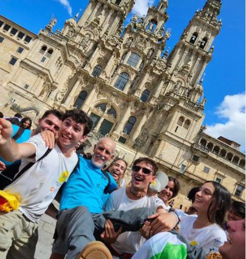 Expedición vuelta al mundo en la Praza do Obradoiro de Santiago