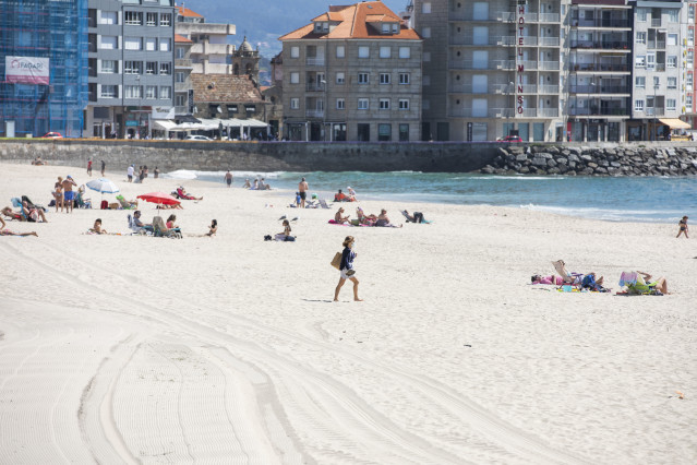 Archivo - Varias personas en la playa de Sanxenxo, en Pontevedra, Galicia (España), a 27 de marzo de 2021.