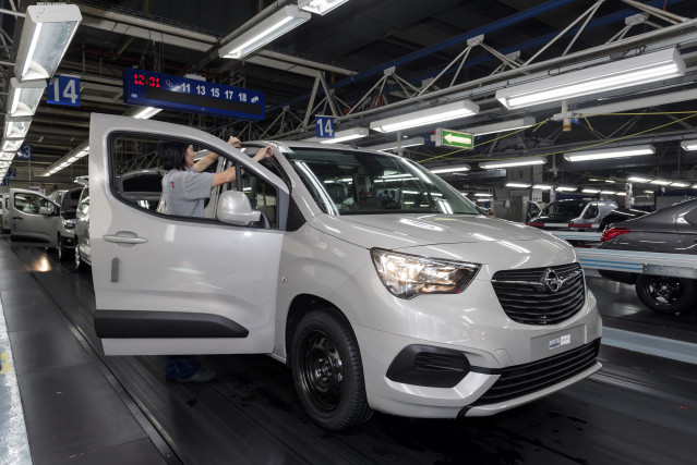 Archivo - Producción del Opel Combo en la planta de PSA en Vigo.