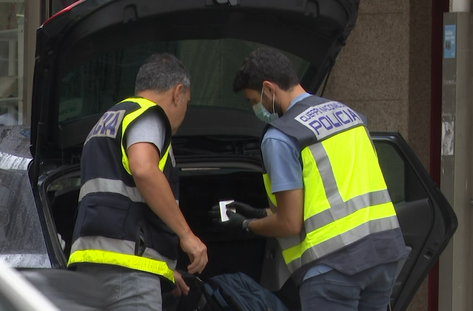 Agentes de paisano durante el registro en un coche en una foto de EP