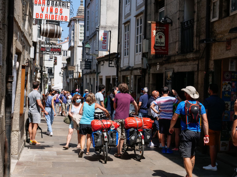 Santiago prohibe el uso de patinetes y VMP de uso turístico en la zona histórica y regula las bicicletas