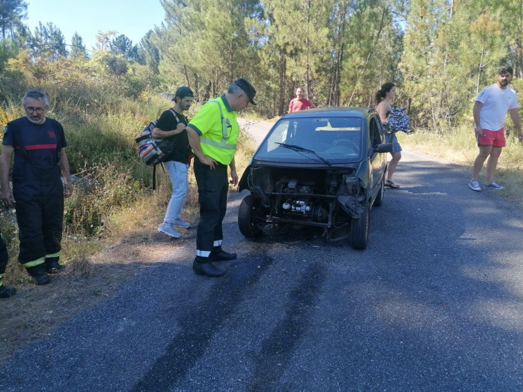 Dos hospitalizados tras choque frontal en Manín, Lobios, Ourense