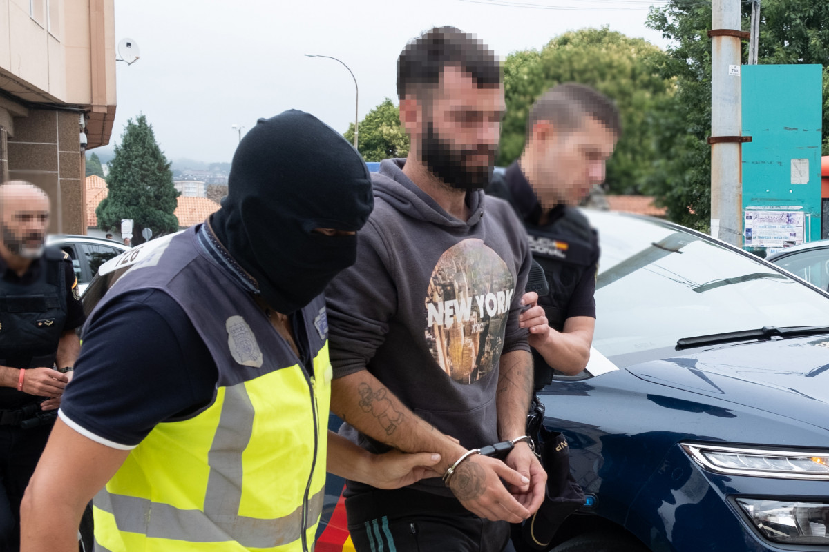 Policías conducen al detenido al Juzgado de Instrucción número 2 de Corcubión, a 11 de agosto de 2023, en Corcubión, A Coruña, Galicia (España). El pesquero interceptado en Camariñas (A Coruñ