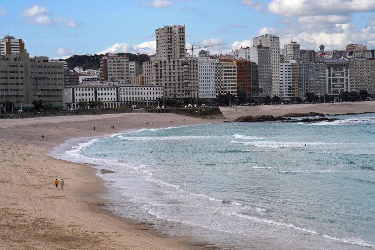 Rescatan a dos bañistas en la playa del Orzán que no podían abandonar el agua