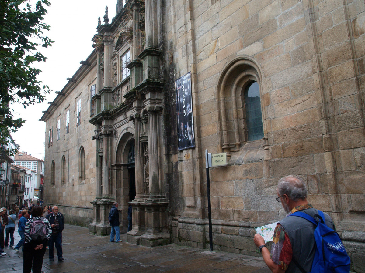 Archivo - Exterior de la fachada del Pazo de Fonseca en Santiago de Compostela (A Coruña)