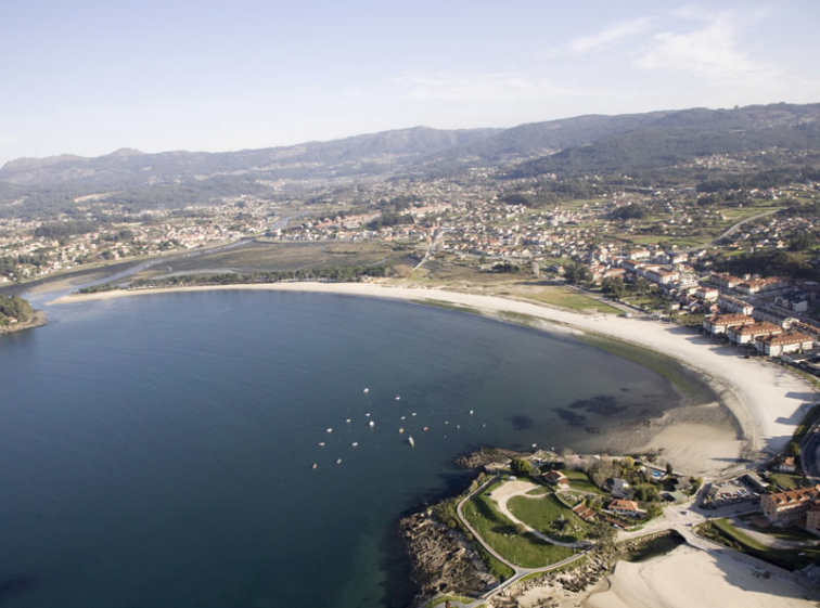 Fallece un hombre en un la playa de Ladeira, Baiona, al que rescataron del agua sin conocimiento