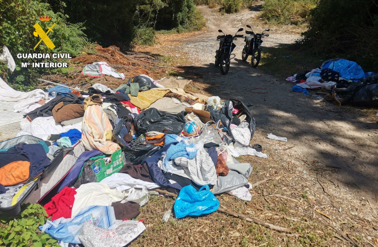 Desmantelan un vertedero ilegal e incontrolado en una zona forestal de A Zapateira