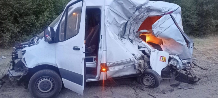 Un espectacular accidente en la A-6 entre un camión y una furgoneta deja herido al conductor de este último